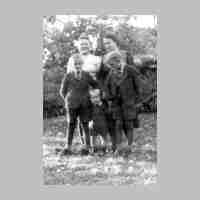 037-0023 Alfred, Kurt und Guenter Stadie mit Tante Irmgard und dem Polenmaedchen im Sommer 1944 .JPG